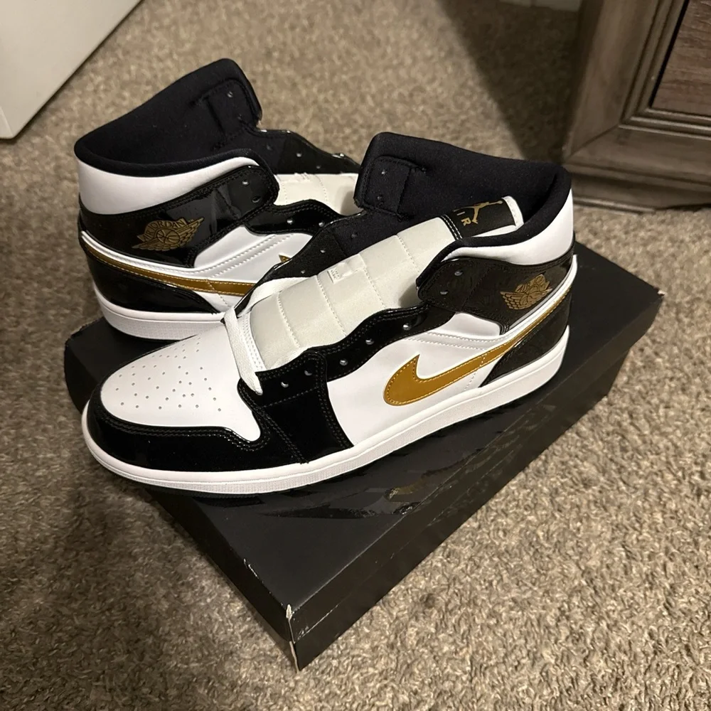 Jordan Air Mid SE in Black and Gold - Picture 2 of 5